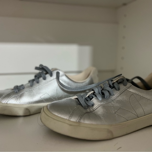 VEJA WOMEN'S CAMPO SILVER AND WHITE CHROMEFREE LEATHER SNEAKER 39 - Picture 9 of 12